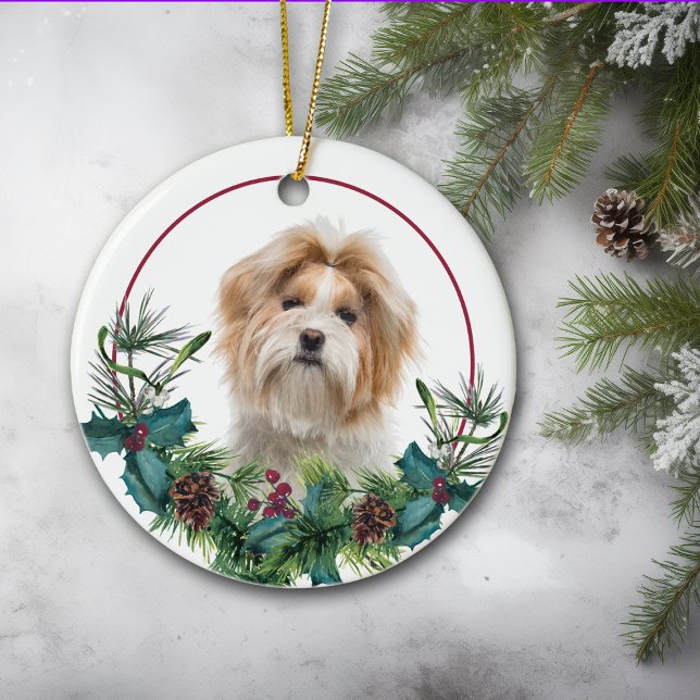 Ornamento De Cerâmica Red White Shih Tzu Dog Evergreen Wreath (Criador carregado)