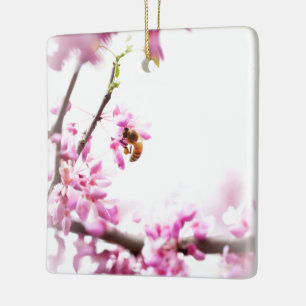 Ornamento De Cerâmica Redbud & honeybee no Springtime