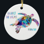Ornamento De Cerâmica Respeite a citação de Tie Dye Beach de Tartaruga d<br><div class="desc">Impressão de Tartaruga do Havaí - Respeite a Aquarela de Citação Engraçada dos Locais. Corante empinado colorida tartaruga marinha verde havaiana arte de praia com uma citação engraçada enfatizando a conservação do oceano. As citações na praia são tão populares, e esta citação inspiradora é simultaneamente humorística e ecologicamente correta. Esta...</div>