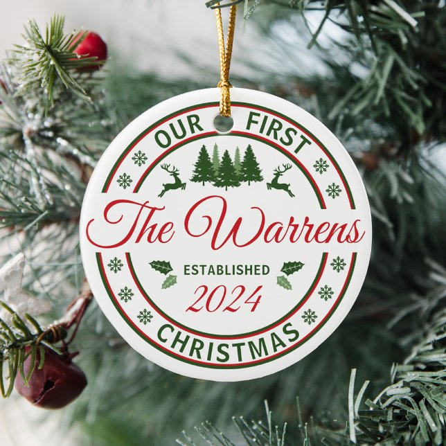 Ornamento De Cerâmica Retrair Nosso Primeiro Casamento De Natal Nome Cas (Personalized married last name Our First Christmas as Mr & Mrs red and green retro holiday ornament)