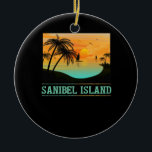 Ornamento De Cerâmica Retro Sanibel Island Florida Tropical Sunset Beach<br><div class="desc">Apresentando um pôr do sol e palmeiras,  este design é o perfeito lembrete de umas férias relaxantes na ilha Sanibel.</div>