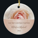 Ornamento De Cerâmica Rosa Blush Dourado rosa | Primeiro Natal Personali<br><div class="desc">A metade superior apresenta um rosa de macro em branco em ambos os lados. A parte inferior apresenta um falso campo de texto rosa dourado com um texto que diz: "o nosso primeiro Natal juntos" e nomes de exemplo e o ano. Clique em "Personalizar este modelo" para alterar os nomes...</div>