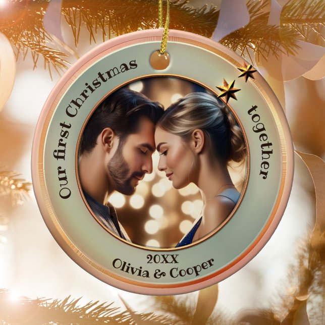 Ornamento De Cerâmica Rosa de Foto Chic Dourada Primeiro Natal Juntos (First Christmas together ornament featuring your photo on a green and rose gold design with stars)