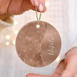 Ornamento De Cerâmica Rosa Metálico - Largura Dourada Personalizada<br><div class="desc">Personalize facilmente este rosa dourado com metal escovado e ornamento cerâmico com padrão de brilho glamouroso com seu próprio nome personalizado.</div>