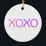 Ornamento De Cerâmica Rosa, roxo e lavanda Xoxo adorável<br><div class="desc">Xoxo representa abraços e beijos. X - beijos e O - abraços. Xoxo significa afeto,  sinceridade e amizade profunda. Design de tipografia mínima rosa,  roxo e lavanda Xoxo.</div>