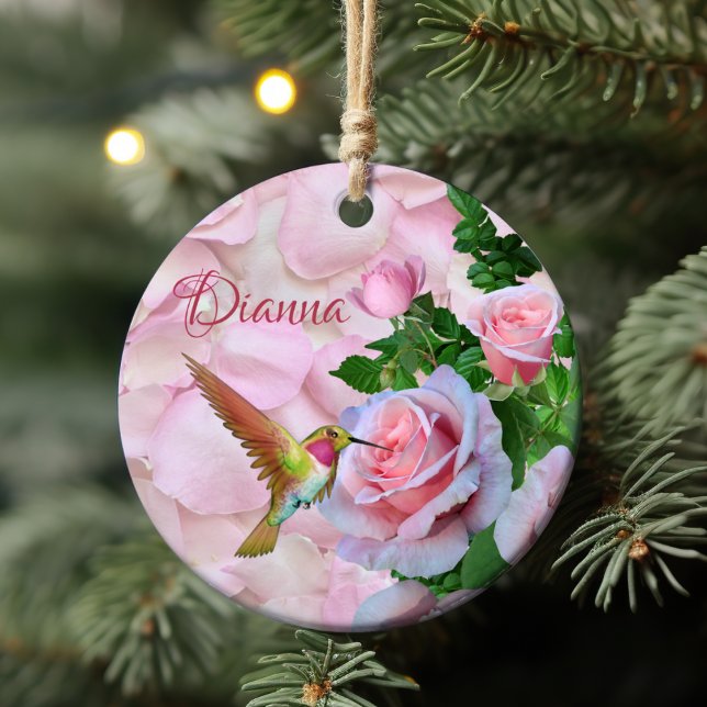 Ornamento De Cerâmica Rosas e Petais Rosa de Hummingbird Personalizadas (Personalized Hummingbird Pink Roses and Petals Ceramic Ornament)