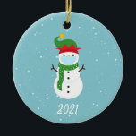 Ornamento De Cerâmica Rosto de Natal Snowman 2021<br><div class="desc">Esta design foi criada através da arte digital. Pode ser personalizada na área fornecida ou personalizada alterando a foto ou acrescentando suas próprias palavras. Entre em contato comigo em colorflowcreations@gmail.com se você quiser usar este design em outro produto. Compre minha pintura original de acrílico abstrato para à venda em www.etsy.com/shop/colorflowart....</div>