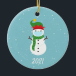 Ornamento De Cerâmica Rosto de Natal Snowman 2021<br><div class="desc">Esta design foi criada através da arte digital. Pode ser personalizada na área fornecida ou personalizada alterando a foto ou acrescentando suas próprias palavras. Entre em contato comigo em colorflowcreations@gmail.com se você quiser usar este design em outro produto. Compre minha pintura original de acrílico abstrato para à venda em www.etsy.com/shop/colorflowart....</div>