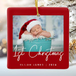 Ornamento De Cerâmica Roteiro Branco Vermelho do Primeiro Natal do Bebê<br><div class="desc">Celebrar o primeiro Natal do bebê com este moderno ornamento minimalista de manutenção de fotos. O texto branco diz "Natal de 1rua" em um roteiro de moda em um fundo vermelho. Substitua facilmente a imagem de exemplo pela sua foto favorita e adicione o nome do bebê e o ano abaixo....</div>