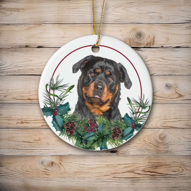 Ornamento De Cerâmica Rottweiler Evergreen Berry Wreath (Criador carregado)