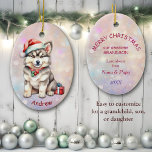 Ornamento De Cerâmica Rouco Santa Hat Avô<br><div class="desc">Aqui está um lindo ornamento de manutenção para aquele neto muito especial, filho, neta ou filha. A frente tem uma imagem de um adorável cachorro-Rouco vestindo um chapéu de Papai Noel e um colar de ornamento. Um pacote de presentes envolto por um luxo está ao seu lado. A imagem é...</div>