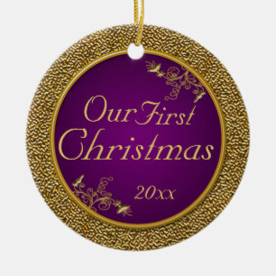 Ornamento De Cerâmica Roxo e ouro do "ornamento nosso primeiro Natal"