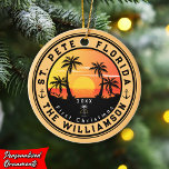 Ornamento De Cerâmica Rua. Pete Beach, Retro Sunset Palm Tree 80s<br><div class="desc">Rua, Pete Beach, Flórida, 60, Souvenirs. Rua. Pete Beach Florida - Retro Tropical Palm Tree 60s Souvenirs Vintage design faz um excelente de Natal ou presente de aniversário para fãs de Ruas. Pete Beach Beach. A design de vibração do verão é um presente perfeito para amantes de viagem e fãs...</div>