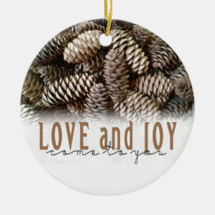 Ornamento De Cerâmica Rustic Holiday Love and Joy Pine Cone