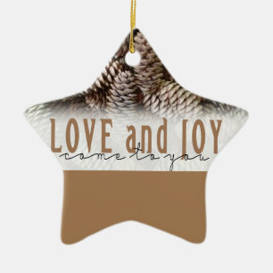 Ornamento De Cerâmica Rustic Holiday Love and Joy Pine Cone