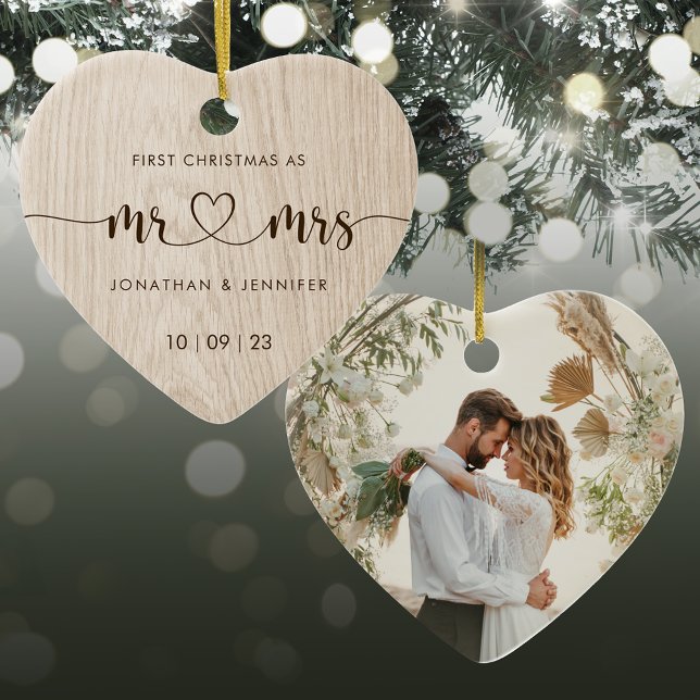 Ornamento De Cerâmica Rustic Mr and Mrs Wedding Photo (Criador carregado)