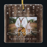 Ornamento De Cerâmica Rustic Our First Christmas Engajou 2 Foto<br><div class="desc">Rustic Our First Christmas Engaged 2 Photo Cerâmica Ornament - Que maneira adorável de se lembrar do seu primeiro Natal engajado. Nosso ornamento rústico mostra 2 de suas fotos, uma na frente e a outra no verso com luzes brilhantes de cordas penduradas sobre um fundo de madeira rústica. Nosso modelo...</div>
