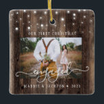 Ornamento De Cerâmica Rustic Our First Christmas Engajou 2 Foto<br><div class="desc">Rustic Our First Christmas Engaged 2 Photo Cerâmica Ornament - Que maneira adorável de se lembrar do seu primeiro Natal engajado. Nosso ornamento rústico mostra 2 de suas fotos, uma na frente e a outra no verso com luzes brilhantes de cordas penduradas sobre um fundo de madeira rústica. Nosso modelo...</div>
