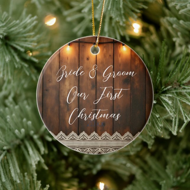 Ornamento De Cerâmica Rustic Wood and Lace Wedding First Christmas (Árvore)