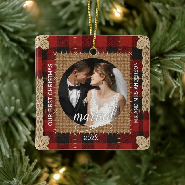 Ornamento De Cerâmica Rustic Wood Plank Plaid First Christmas Married  (Árvore)
