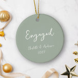 Ornamento De Cerâmica Sage Manuscrito de Casal Envolvido Personalizado<br><div class="desc">Celebre seu primeiro Natal como um casal engajado com este ornamento cerâmico personalizado, com um guião manuscrito branco em um fundo verde-sábio. O elegante design, porém brincalhão, adiciona um toque de charme e sofisticação ao seu decoro de feriado, fazer-o como um perfeito guardião para este marco especial. Personalize-o com seus...</div>