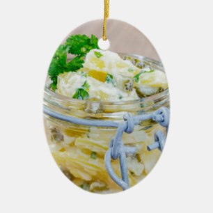 Ornamento De Cerâmica Salada de batata num frasco em madeira