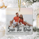 Ornamento De Cerâmica Salve a data Natal do Casal romântico<br><div class="desc">Salve a nova data escrita em tipografia de cinza em negrito na música neste Enfeites de natal de fotos romântica do noivado. Adicione sua própria fotografia de casal de sangramento de cheio neste minimalista único Salve o presente de Data e personalize os detalhes do casamento sobre a fotografia. Esta ideia...</div>