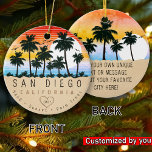 Ornamento De Cerâmica San Diego California Retro Sunset Palm tree 60s<br><div class="desc">San Diego retro design de praia para férias. San Diego California Cities Vintage souvenir para viagem das Cidades de Praia da Califórnia. Trabalho de arte de praia de San Diego para férias e mochilas da Califórnia. San Diego retro souvenir. Design para mochilas e viagem para a Califórnia. Praia com o...</div>