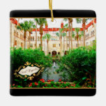Ornamento De Cerâmica Santo Augustine Florida Lightner Museum & Gardens<br><div class="desc">Este espantoso ornamento cerâmico mostra uma foto do Museu Lightner e Jardins de Augustine, Santo Flórida. O prédio icônico abrigava o famoso Hotel Alcazar, da Idade Dourada, encomendado por Henry Morrison Flagler. Rua. Augustine é a Cidade Mais Velha da América, e a arquitetura em estilo espanhol é simplesmente incrível. Quer...</div>