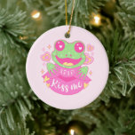 Ornamento De Cerâmica Sapo Beijo-Me Bonito - Xoxo<br><div class="desc">Adicione um traço de charme kawaii ao decano do seu Dia de os namorados ou com este Ornamento do Sapo 'Kiss Me'! Apresentando um sapo irresistível e fofo com grandes lábios, este adorável ornamento traz um toque lúdico às suas comemorações. As palavras "beije-me" e "xoxo" acrescentam uma vibração doce e...</div>