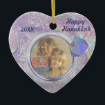 Ornamento De Cerâmica Saudações Fotográficas de Hanukkah<br><div class="desc">O Ornament apresenta um fundo bonito de abstrato roxo com Dreidel. A área de fotos e o texto frontal estão prontos para você personalizar. Na parte de trás desta foto, o Ornament diz que Hanukkah Saudações e o texto está pronto para você adicionar nomes. Um maravilhoso presente ou ideia de...</div>