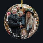 Ornamento De Cerâmica Scandinavian Folk Dala Horse Christmas<br><div class="desc">Inspirada por motivos suecos de arte popular, este adorável ornamento cerâmico de árvores de Natal apresenta um quadro de fronteira ao redor da sua foto, de um lado, com dois cavalos de dala suecos e texto facilmente personalizado do outro lado. Personalize com o seu nome familiar, o nome individual de...</div>