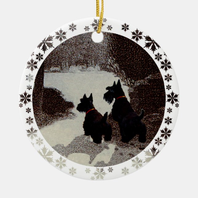 Ornamento De Cerâmica Scotties em Surreal Winter Night (Frente)