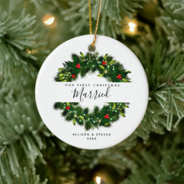 Ornamento De Cerâmica Script Casado de Primeiro Natal Personalizado