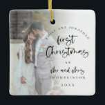 Ornamento De Cerâmica Script de Ano de Nomes de Fotos de Natal Casados<br><div class="desc">Primeiro Script De Ano De Foto De Natal Casado. Um amor romântico para celebrar a época especial do seu primeiro Natal como Sr. e Sra. e lembrança nas próximas férias. A tipografia para o Natal e o Sr. e a Sra. estão em uma escrita moderna e o resto do texto...</div>