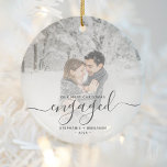Ornamento De Cerâmica Script de Cinza de Fotografias Personalizadas Envo<br><div class="desc">Comemore o seu noivado com este belo ornamento moderno do keepsasaame. O texto da cinza de carvão diz "Nosso primeiro Natal engajado", com a palavra "engajado" em uma escrita elegante com florescimento antes e depois. Substitua a imagem de exemplo por sua foto favorita e adicione seus nomes e o ano....</div>