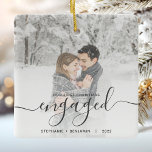 Ornamento De Cerâmica Script de Cinza de Fotografias Personalizadas Envo<br><div class="desc">Comemore o seu noivado com este belo ornamento moderno do keepsasaame. O texto da cinza lê "Nosso primeiro Natal engajado", com a palavra "engajado" em uma escrita elegante com florescimento antes e depois. Substitua a imagem de exemplo por sua foto favorita e adicione seus nomes e o ano. Um filtro...</div>