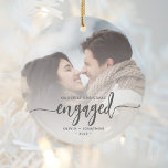 Ornamento De Cerâmica Script de Cinza de Fotografias Personalizadas Envo<br><div class="desc">Comemore o seu noivado com este belo ornamento moderno do keepsasaame. O texto da cinza de carvão diz "Nosso primeiro Natal engajado", com a palavra "engajado" em um roteiro elegante de caligrafia com embates decorativos antes e depois. Substitua a imagem de exemplo por sua foto favorita e adicione seus nomes...</div>