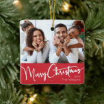 Ornamento De Cerâmica Script Festivo | Red Merry Christmas<br><div class="desc">Celebrar a estação com este roteiro festivo | ornamento cerâmico vermelho Feliz Natal com um toque de charme elegante. A design chic apresenta uma simples paleta de cor vermelha e branca, evocando o espírito aconchegante do inverno. O seu apelo moderno e único e a sua formulação rústica criam um equilíbrio...</div>