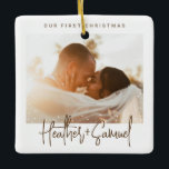 Ornamento De Cerâmica Script Moderno Minimalista | Foto da neve de Natal<br><div class="desc">Crie a sua própria proteção fotográfica com esta Feliz Elegante e o Ornament Cerâmico de Feriado Fotográfico Casado. Um design simples e sofisticado em branco e castanho de chocolate que apresenta seu texto personalizado em caligrafia manuscrita fresca e fonte profissional sans-serif, foto horizontal ou quadrada, quadro de neve, nome de...</div>