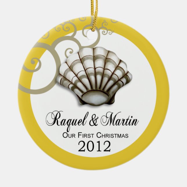 Ornamento De Cerâmica Seashell Luxe nosso primeiro Natal (yellow|white) (Frente)