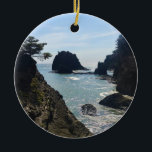Ornamento De Cerâmica Secret Beach, Samuel H. Boardman, Oregon<br><div class="desc">Belas vistas esperam por você na praia Secreta no Corredor Cênico do Estado de Samuel H. Boardman ao longo da costa do Oregon Sul. No Thunder Rock Cove, você pega a trilha "Beach & Falls" que passa por um riacho e termina em Secret Beach. É bem nomeado, pois você não...</div>
