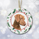 Ornamento De Cerâmica Seu próprio modelo de foto de cão Red Berry Holly<br><div class="desc">Uma fotografia do seu próprio cão toma palco central neste lindo ornamento de Feriado. A foto é colocada dentro de um quadro circular bonito verde folha oca e padrão de morango vermelho. A parte traseira do ornamento tem o mesmo plano de fundo e círculo com o texto personalizado correspondente a...</div>