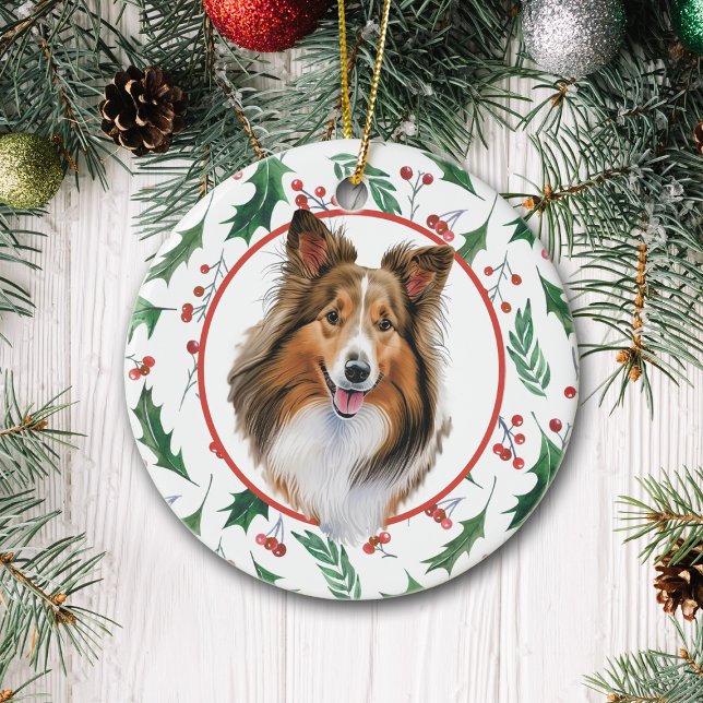 Ornamento De Cerâmica Shetland Sheepdog Red Berry Holly Border Cerâmica (Criador carregado)