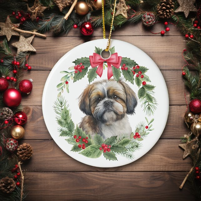 Ornamento De Cerâmica Shih Tzu Red Arco Holly Wreath (Criador carregado)
