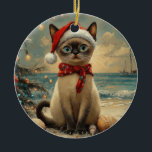 Ornamento De Cerâmica Siamese Cat Christmas Vintage Beach<br><div class="desc">Traga o calor dos feriados para a costa com esta charmosa design inspirada na vintagem, apresentando um Gato festivo sentado numa praia de sereno. Com um clássico toque de feriado de tons nostálgicos e vibrações costeiras, esta trabalho de arte captura a magia do Natal pelo mar. Perfeito para espalhar alegria...</div>