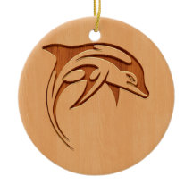 Silhueta do golfinho gravada no design de madeira