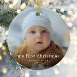 Ornamento De Cerâmica Simples Minha Primeira Foto De Natal<br><div class="desc">Simple My First Christmas Baby Photo Cerâmica Ornament é um ornamento de Natal moderno para na moda,  com o nome do bebê representado em tipografia clássica,  em branco,  sobre a sua fotografia do tamanho do cheio.</div>