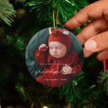 Ornamento De Cerâmica Simples Nosso Primeiro Natal Como Foto De Avós<br><div class="desc">Um design simples e moderno para este presente de ornamento fotográfico. Para personalizar com sua foto favorita de bebê. Você também pode mudar facilmente a cor da fonte para seu gosto. Perfeito para celebrar seu Primeiro Natal como novos avós.</div>