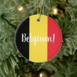 Ornamento De Cerâmica Sinalizador Bélgica e texto personalizável<br><div class="desc">Bandeira nacional da Bélgica com a moderna escrita "Bélgica!" sobreposição de texto. Pode ser personalizado no retorno com mensagem pessoal</div>
